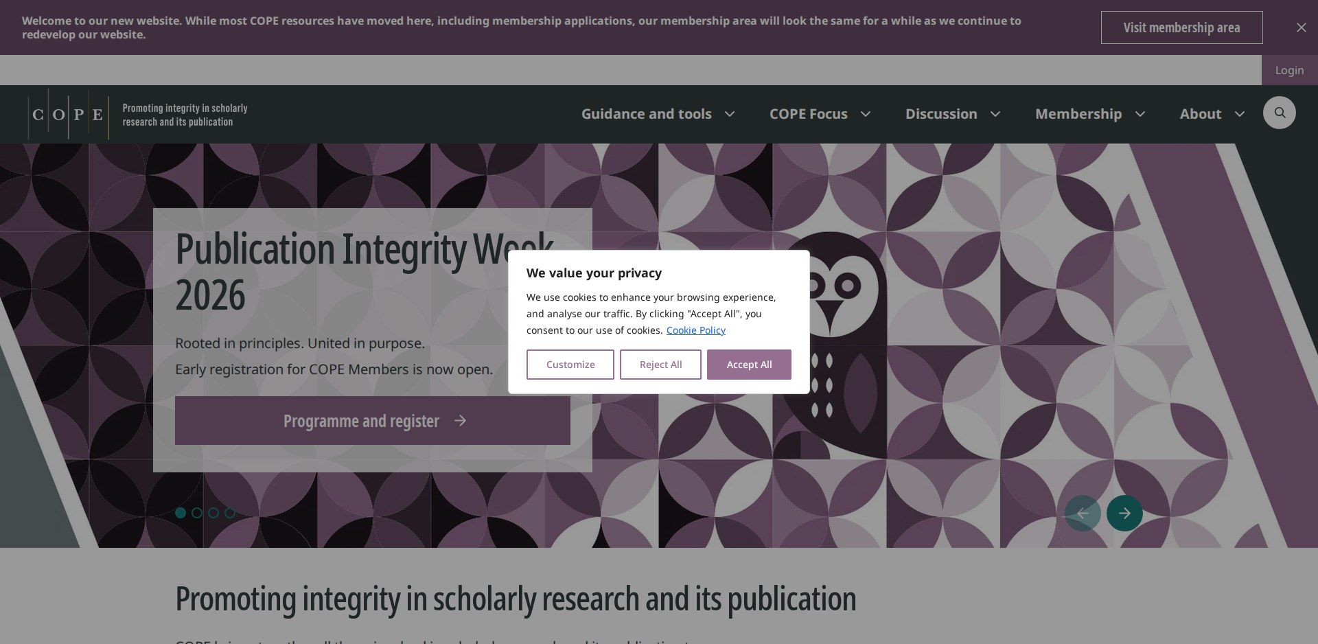 Página inicial do COPE, Committee on Publication Ethics, com o lema Promoting integrity in scholarly research and its publication, a notícia sobre o novo Code of Conduct for Members e o aviso de cookies aberto